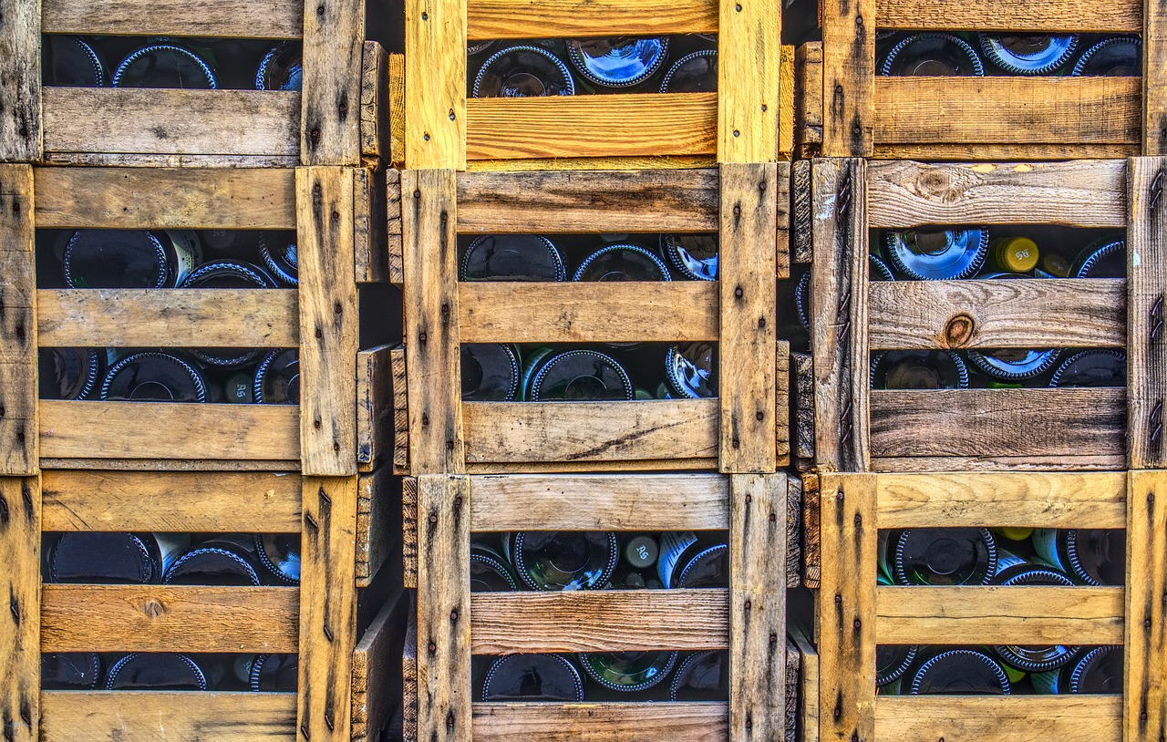 Foto de três colunas de três caixas de madeira com garrafas de vinho dentro
