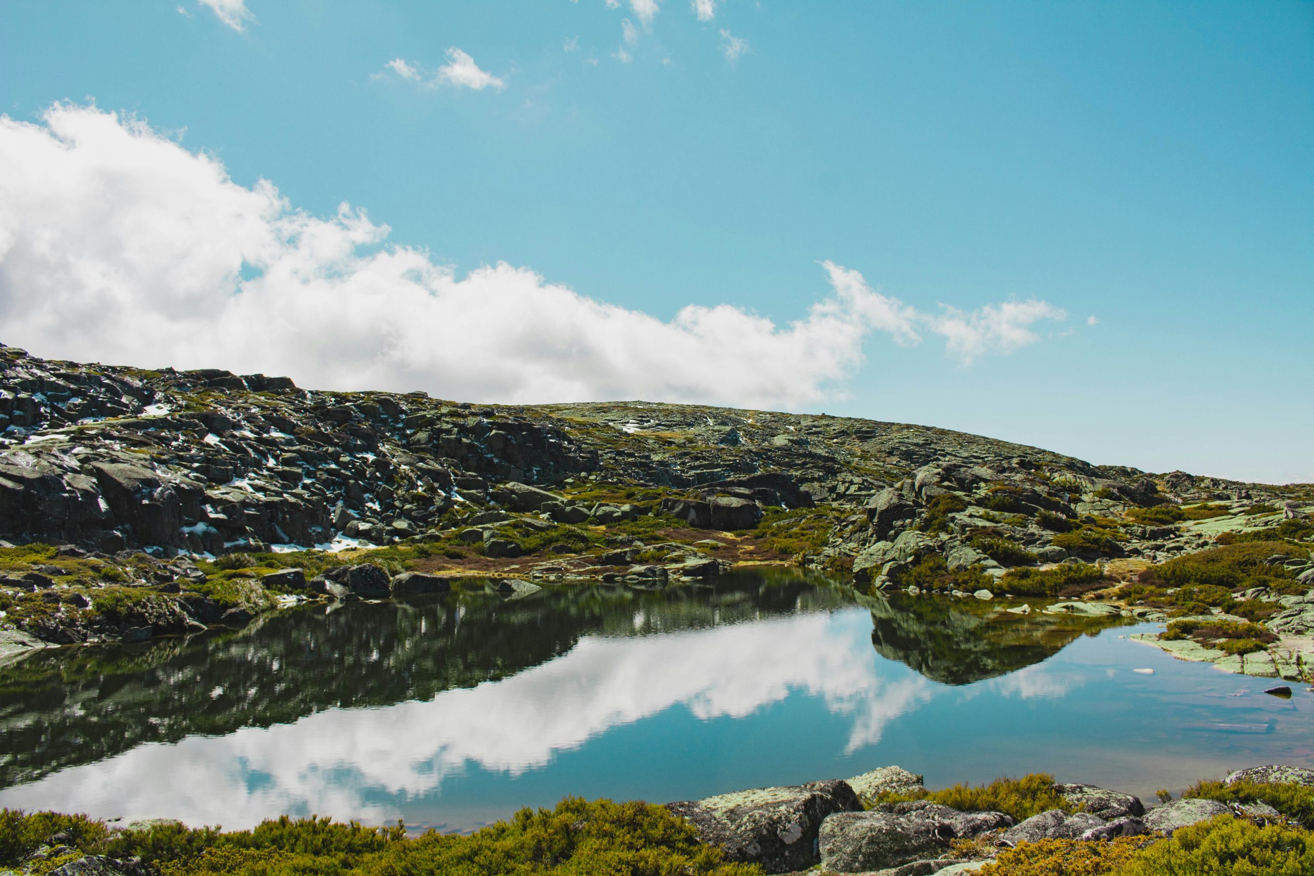 Paisagem de um lago na Serra da Estrela